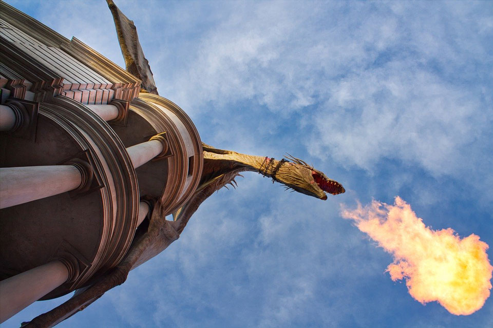 Universal Studios, Dragon flaming on the top of Gringots bank