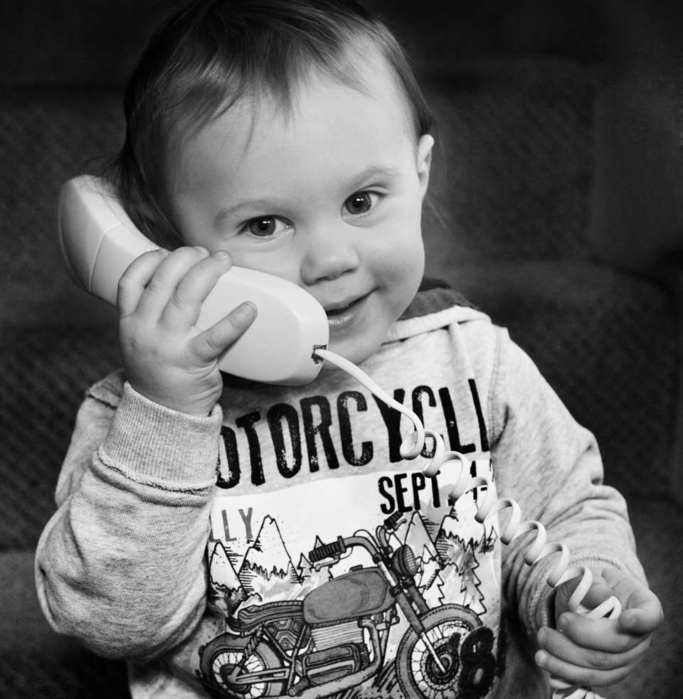 baby-164003_960 toddler on a phone